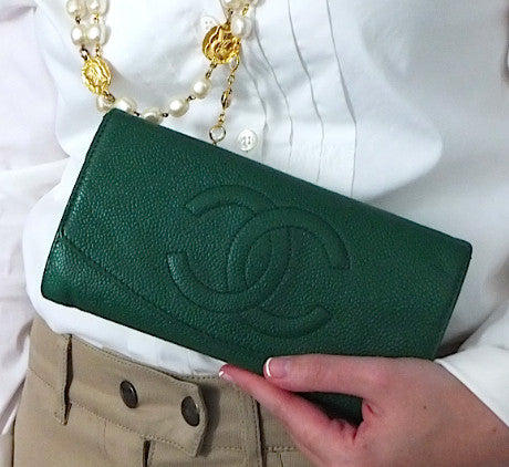 Authentic Chanel Vintage Caviar Evergreen Wallet On Chain (WOC) Handbag